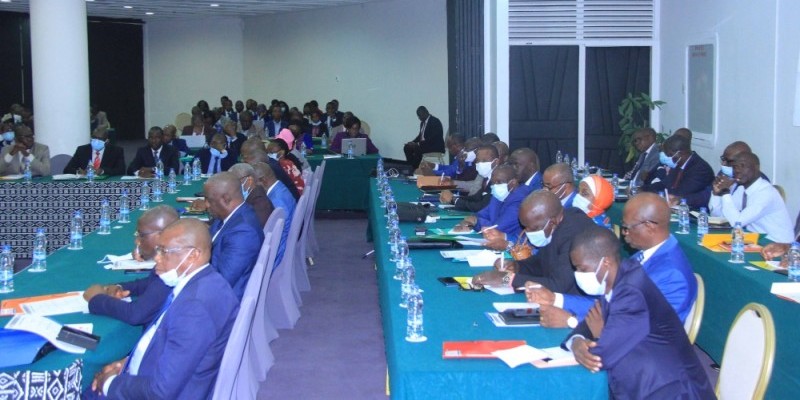 


Les ordonnateurs des Établissements publics nationaux en session de formation. (ph:dr)
