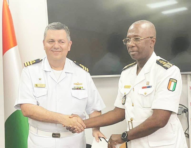 Le Colonel Coffi Emmanuel, Commandant du port, et le Commandant de la frégate, Sandir Anzonio Freizas D’ALMEIDA