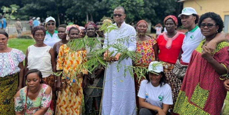 Femmes et hommes se sont mis à la tâche. (Ph: Dr)