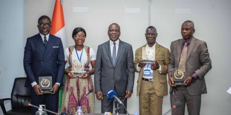 Le ministre Amadou Koné (au centre) encadré par les lauréats lors de la cérémonie de remise de prix (DR)