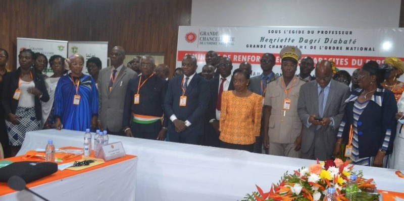 Les agents de la Grande Chancellerie mobilisés autour de la Grande Chancelière pour apporter leur pierre à la construction de la nation ivoirienne (Ph: Dr)