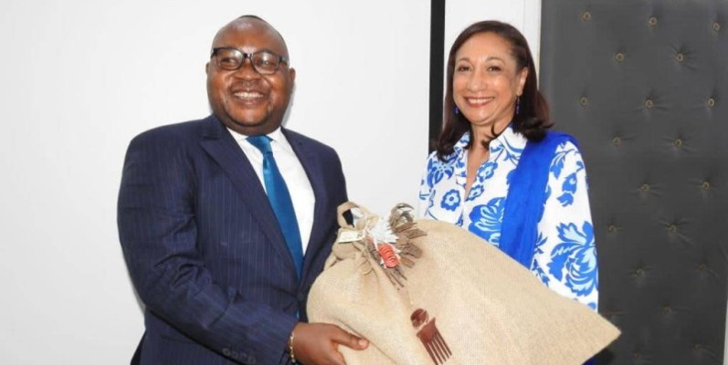 Des échanges de présents ont couronné la séance de travail entre la ministre ivoirienne de la Francophonie et son homologue de la Rdc. (Ph: Dr)