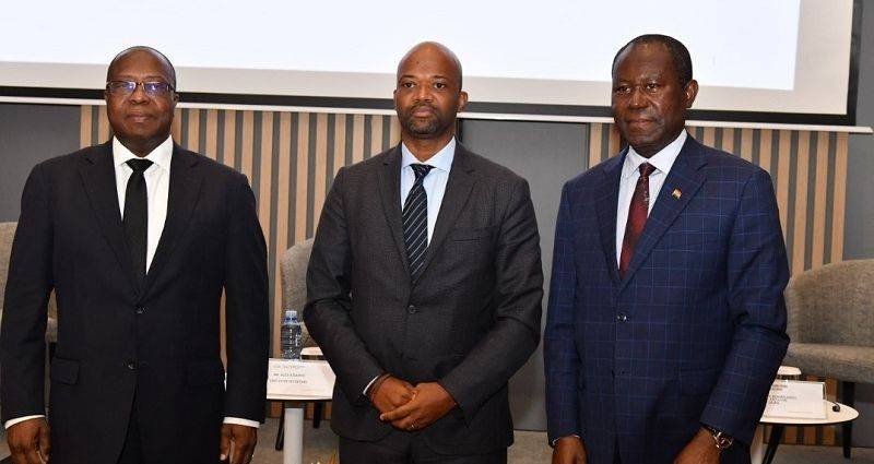 De gauche à droite, Yves Brahima Koné, directeur général du Conseil café-cacao (Ccc) ; Alex Assanvo, Secrétaire exécutif de l’Initiative Cacao Côte d’Ivoire-Ghana (Iccig) ; Joseph Boahen Aidoo, Ceo du Ghana Cocoa Board, des acteurs clé de l’ Iccig. (Ph: Dr)