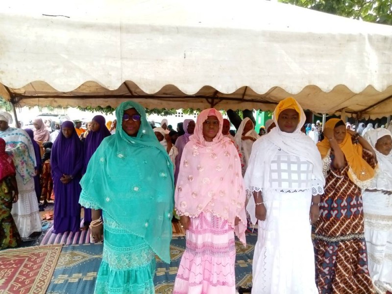 Kandia Camara (2è à partir de la gauche) a exhorté la communauté musulmane à prier pour la paix et la sécurité en Côte d’Ivoire. ( Franck YEO)