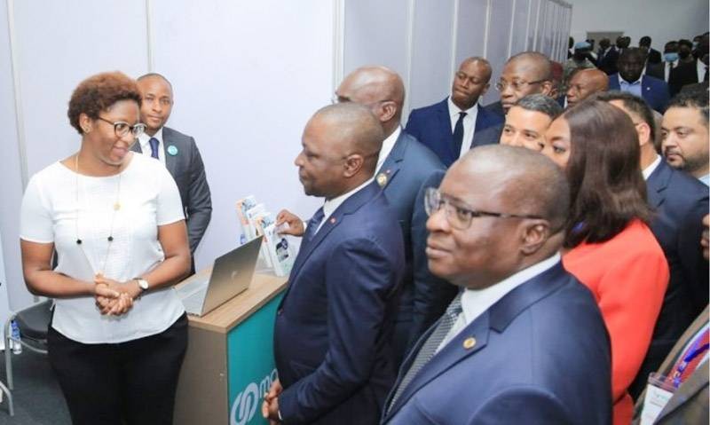 La ministre des Transports, Amadou Koné, se faisant expliqué « Immat-Express ». (Ph: Dr)