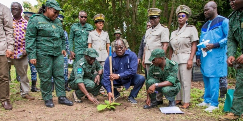 Le ministre des Eaux et Forêts, Laurent Tchagba, a réalisé un planting d’arbres sur chaque site visité. (Ph: Dr)