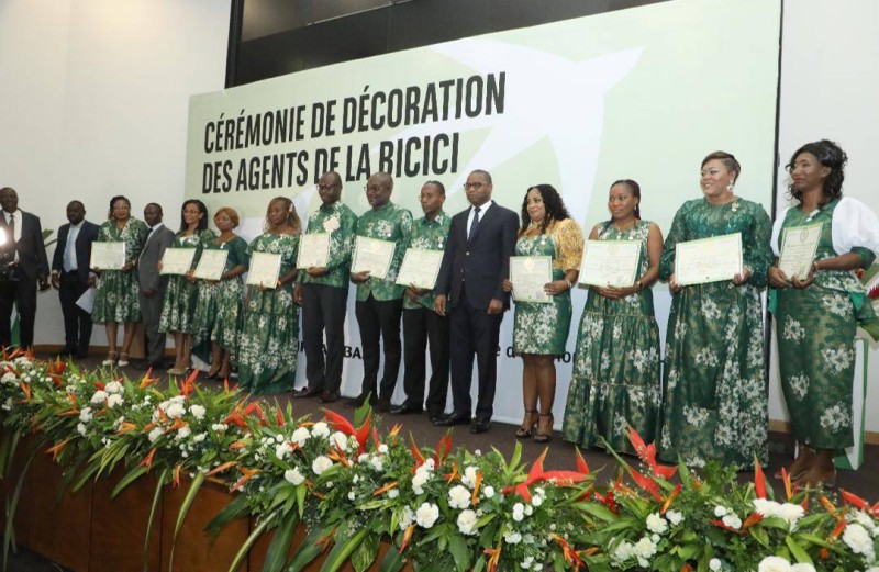 Adama Kamara a posé avec quelques agents arborant leur médaille et leur diplôme d'honneur. (Ph: Dr)