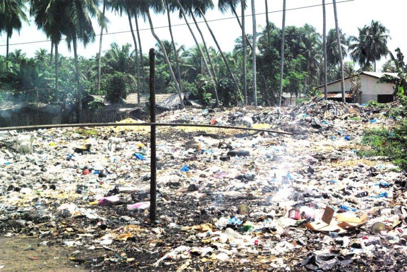 Déchets plastiques dans l'une de nos communes balnéaires non loin d'Abidjan (Ph: Véronique Dadié)