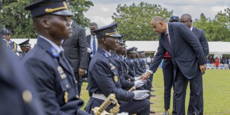 Le Premier ministre, Patrick Achi remettant les épaulettes aux élèves officiers de la promotion Hamed Bakayoko. (Ph: Dr)