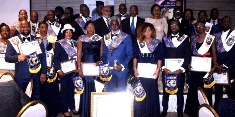 Les membres du Rotary club Abidjan Elite après réception de leurs attributs. (Ph: Bavane)