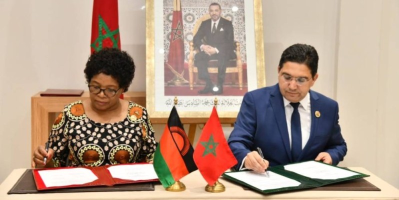 Le ministre marocain Nasser Bourita, et son homologue du Malawi Nancy Tembo, procèdent la signature d'une feuille de route pour la coopération bilatérale sur la période 2022 2024. (Ph: Dr)