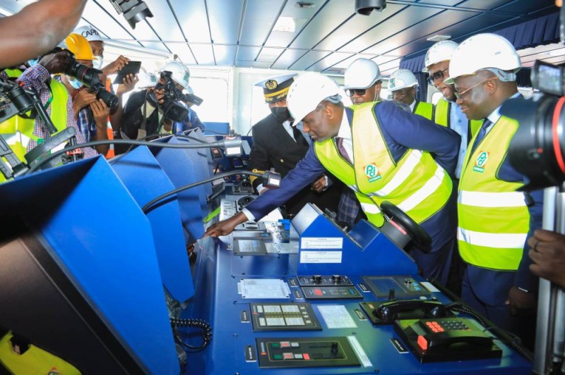 Le ministre Mamadou Sangafowa a visité le navire. (Ph: Julien Monsan)