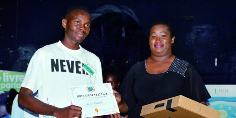 L’élève Koné Ismaël, premier de la  Terminale  recevant son prix des mains de Me Mawa Fofana, représentant la famille Amadou Gon Coulibaly. (Ph: Julien Monsan)