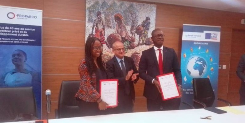 La signature de convention s'est déroulée en présence de l'ambassadeur de France en Côte d'Ivoire, Jean-Christophe Belliard (au milieu). (Ph: EDOUARD KOUDOU)