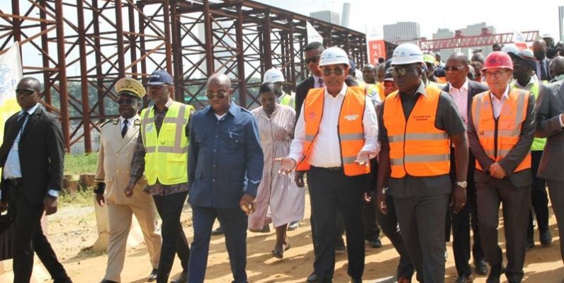Le Premier ministre Patrick Achi visitant les travaux du pont de Cocody. (Ph: Joséphine Kouadio)