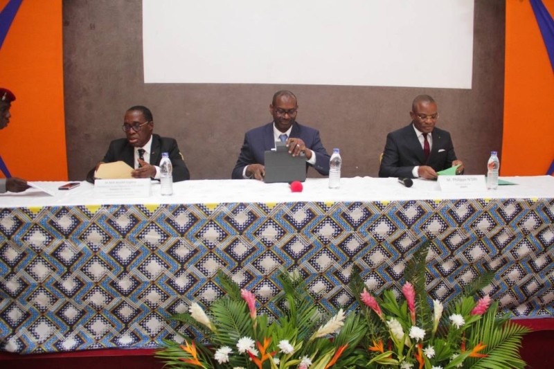 Le président Aka Aouelé, le Secrétaire exécutif du Fdfp, Philippe N’Dri et le Pr Sangaré représentant, directeur de cabinet au ministère de l’Enseignement technique, de la Formation professionnelle et de l’Apprentissage