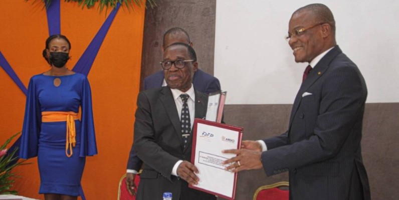 Aka Aouelé, président de l’Ardci (à gauche) et le Secrétaire général du Fdfp, N’Dri Philippe, ont procédé à la signature de la convention. (Ph: Dr)