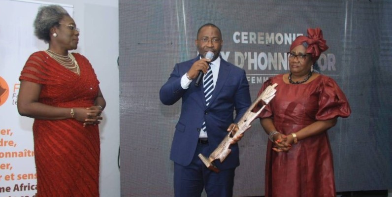 Le Dg du groupe Fraternité Matin , Serges Abdel Nouho honoré par la Fondation ''Femme d'Afrique lève-toi'' de Fatou Diarra Gouédan (à gauche) et l'ambassadrice d'Angola (à droite). (Ph: Dr)