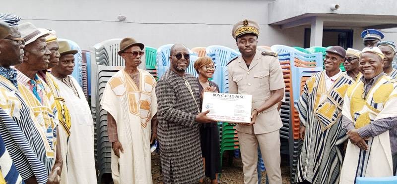 Yoro Séraphin remettant symboliquement les dons au sous-préfet. (Ph: Dr) 