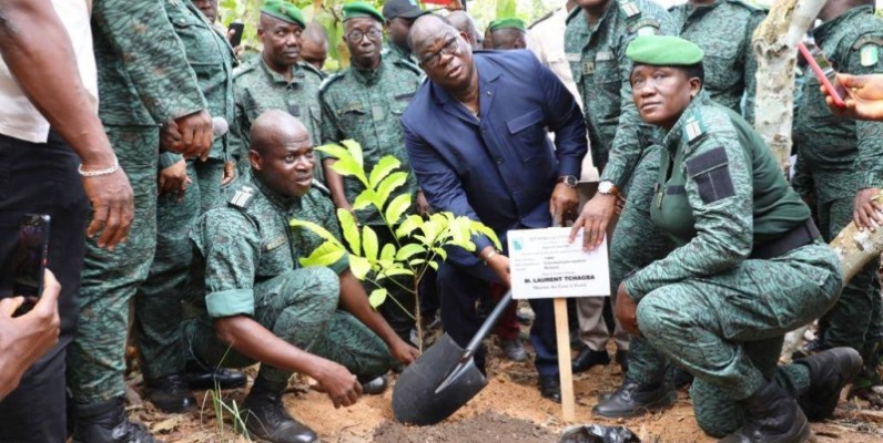 Le ministre Laurent Tchagba met en terre un plant en guise de lancement d'une opération de reboisement. (Ph: Jean Bavane)