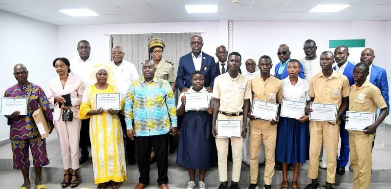 Tous les lauréats du Prix d’excellence et des bourses d’études ont immortalisé le moment avec les plus hautes autorités de la région de la Nawa. (Ph: Dr)