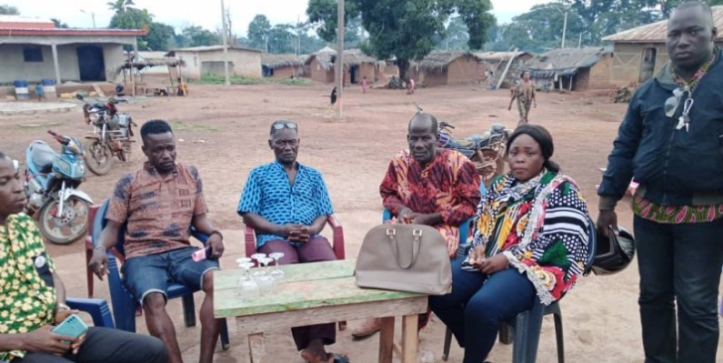 La présidente (à droite) parcourt les villages pour sensibiliser. (Ph: Dr)