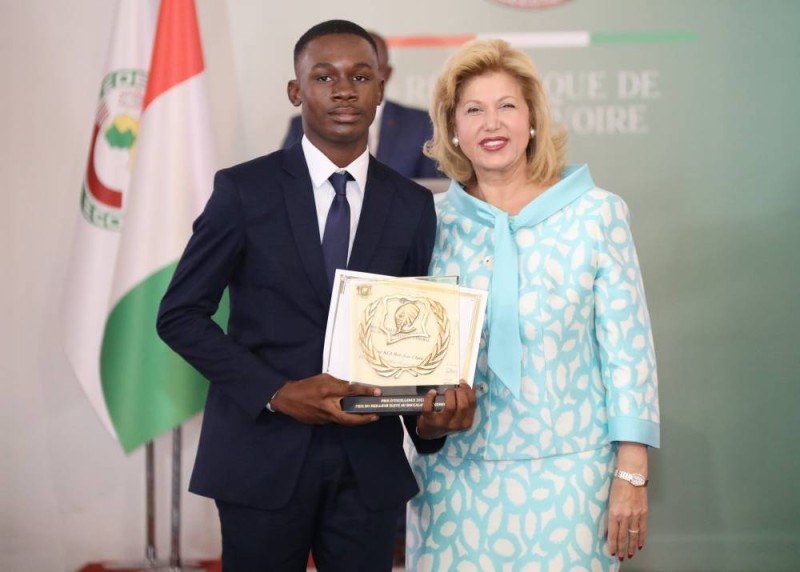 Kla Jean Christ, meilleur bachelier de l'année 2022 a posé avec Mme Dominique Ouattara. (Ph: Honoré Bosson)