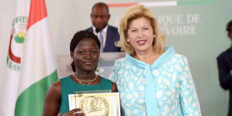 La lauréate Kanga Audrey Marie avec la Première dame Dominique Ouattara. (Ph: Honoré Bosson)