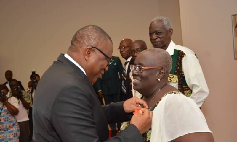 Le ministre en de la Communication Amadou Coulibaly décorant une récipiendaire