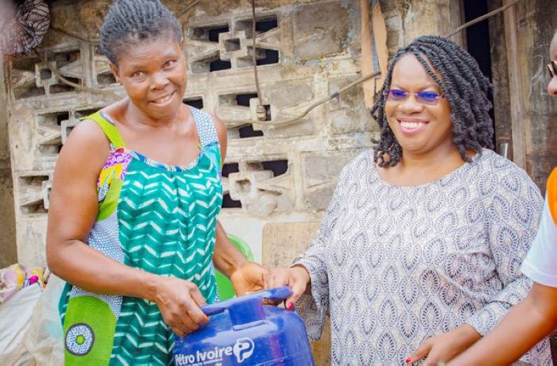 Dix ménages de la commune de Koumassi ont reçu des bouteilles de gaz (B6) des mains de la secrétaire exécutive du Conseil national de la lutte contre la vie chère. (Ph: Dr)