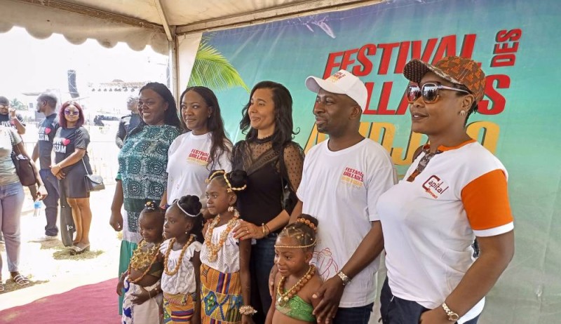 Le maire de Bassam et la promotrice du festival tous deux yee-shirt blance encadrant la représentante du parrain