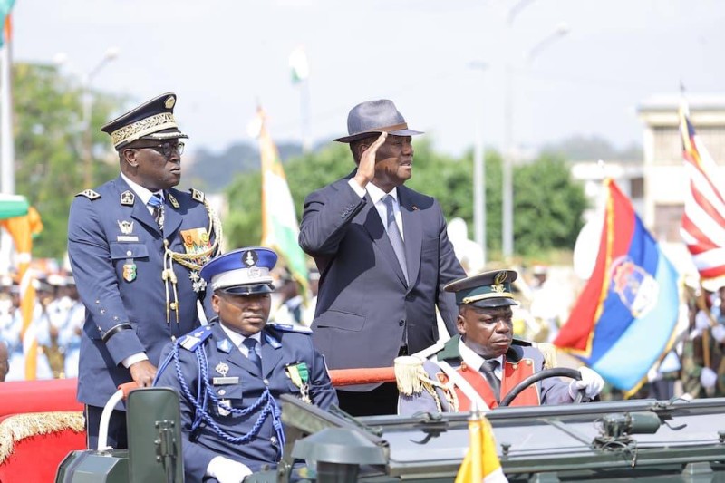Alassane Ouattara passant en revue les troupes à l'an 62 de la Côte d'Ivoire