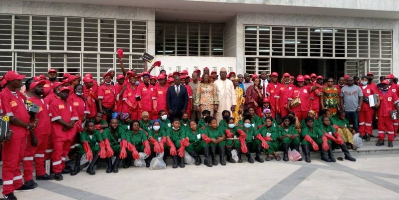 La photo de famille à l'issue du lancement de la 2è phase des thimo (Franck YEO)