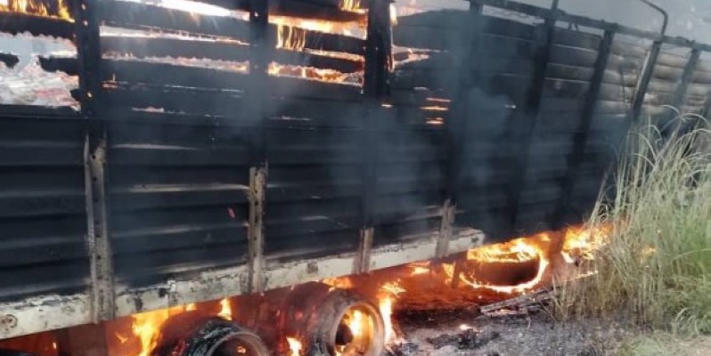 La collision entre ces deux camions a été suivie de feu. (Gspm)