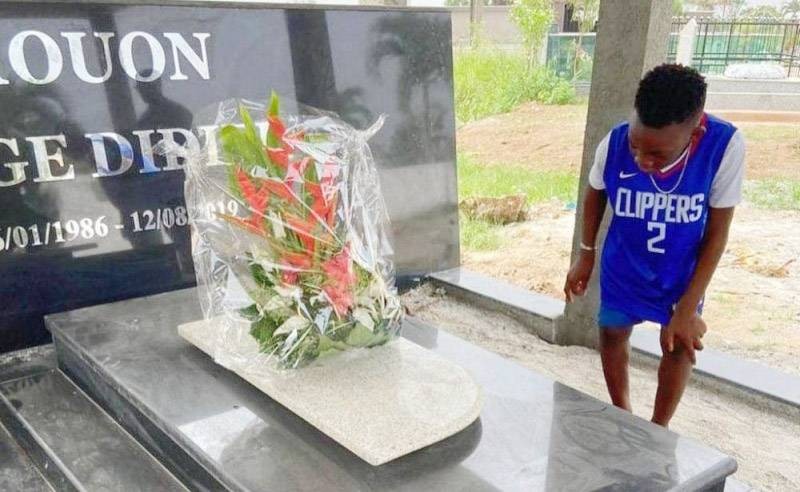 Maël Houon se recueille sur la tombe de son géniteur. (Ph: Dr)