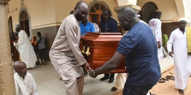 Le cercueil de Kéita Mamadou porté vers sa dernière demeure. (Ph: Dr)