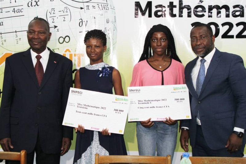 Le DG de Fraternité Matin a récompensé les Miss mathématiques. (Ph: Joséphine Kouadio)