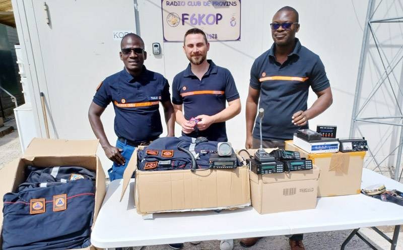 Au cours de sa mission en France, L’Adrasec-CI a reçu un important lot d’équipements de radioamateurisme de la part de F6KOP, son homologue de Provins. (Ph: Dr)