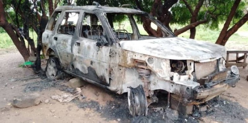 L'un des véhicules incendiés à Bouna. (DR))
