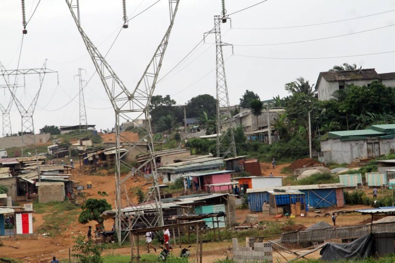 De nombreuses familles habitent sans peur sous des pylônes électriques. (Ph: Véronique Dadié)