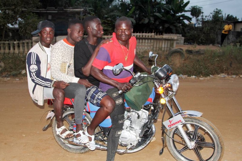 Les taxis motos prennent jusqu'à quatre personnes. (Ph: Véronique Dadié)
