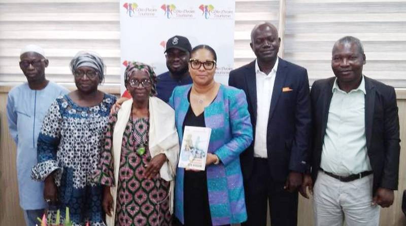 Mourad-Condé, Dg de Côte d'Ivoire Tourisme (Livre en main), a immortalisé la cérémonie avec l'auteur et les membres de la Fondation MCK. (Ph: Dr)
