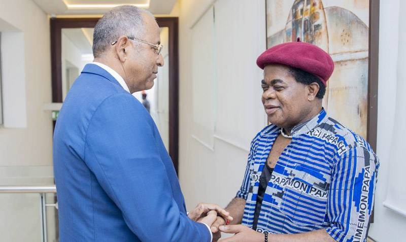 Le Premier ministre Patrick Achi (à gauche) a reçu l'artiste-musicien Luckson Padaud en prélude à la célébration des 40 ans de carrière du précurseur du Laba-Laba. (Ph: Dr)