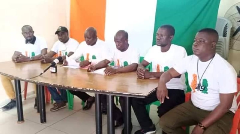 Des membres du mouvement « Je suis 49 ! » qui'fait parti de la fédération de la jeunesse ivoirienne pour la libération des 49 soldats