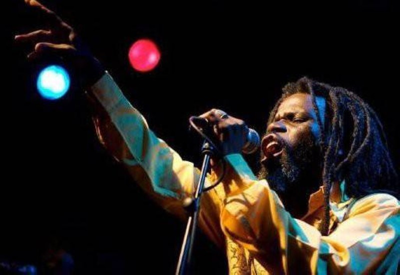 Pablo-U-Wa a à son actifs plusieurs scènes européens qui ont forgé son art et fait de lui l'une des valeurs sures du reggae africain.
