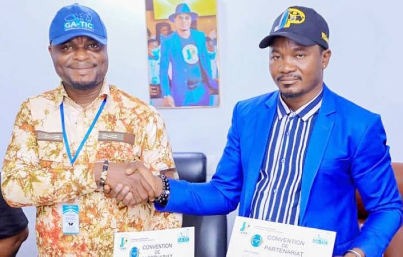 Échange de parapheurs entre Krou N’Guessan Emmanuel, président de l’Ong Ga-tic (à gauche) et Ahmed Sylla, président de l’Ong Jeunesse africaine. (Ph: Dr)