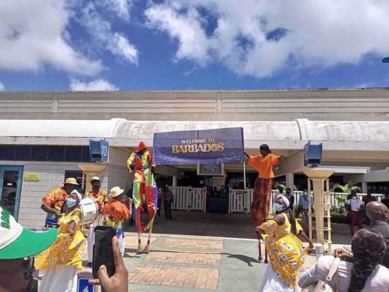 Pour l'accueil, l'aéroport de Bridgetown  était paré ux couleurs du pays
