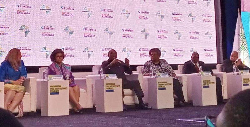 Mme le Premier ministre de la Barbade et le président de l'Afreximbank lors de la conférence de presse pour faire le point du Forum