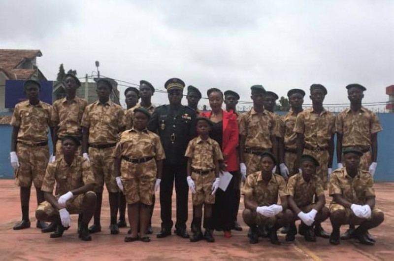 Les pensionnaires autour du Général de brigade Traoré Hamed Zanan et le Commissaire général du camp Zoé, Mme Yolande Gueye Oué. (Ph: Dr)