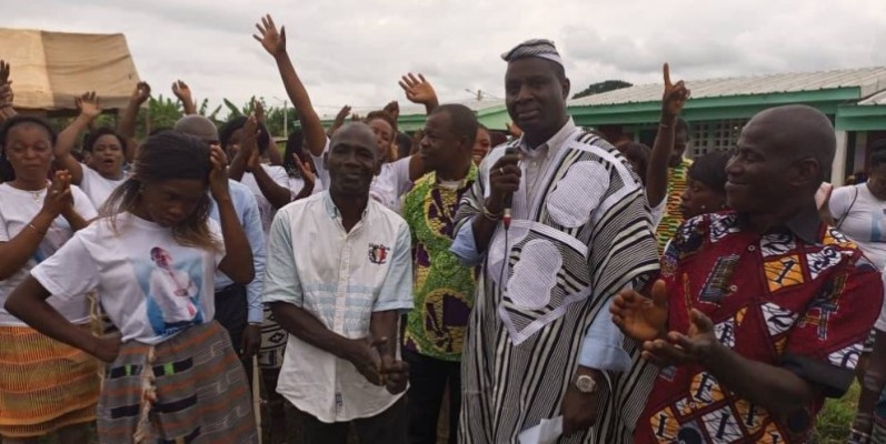 Alpha Sanogo à la rencontre des populations de Gnansombly. (Ph: Dr)